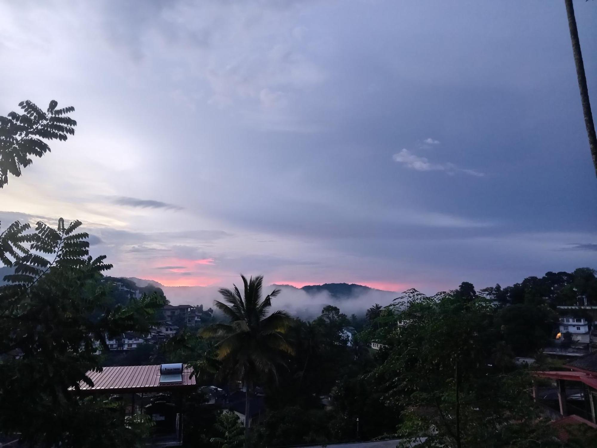 Fly Infinity - Home Stay Kandy Exteriör bild